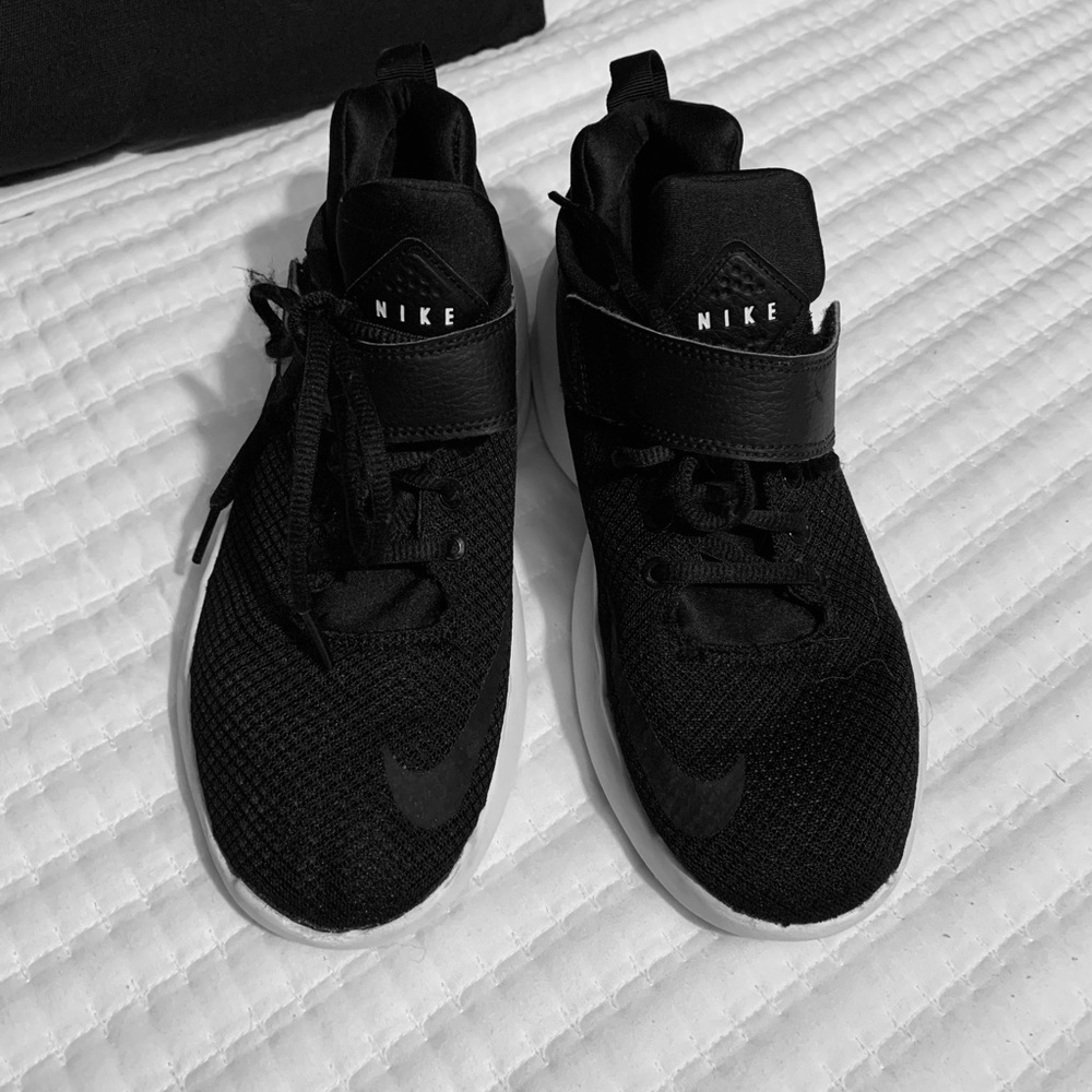 Nike kids sport shoes size 5.5.